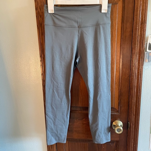 SOLD- NWOT Nike dri-fit cropped leggings - Picture 2 of 5